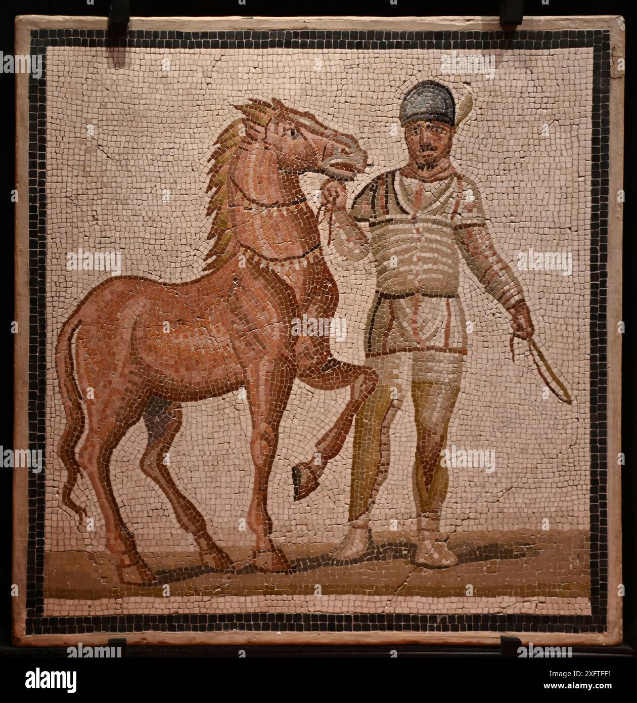 Römisches Bodenmosaik des römischen Reiters und des Zirkuspferdes aus der Villa Severi in Baccano Italien. Ende c2d. Palazzo Massimo, Römisches Nationalmuseum, Rom, Italien Stockfoto