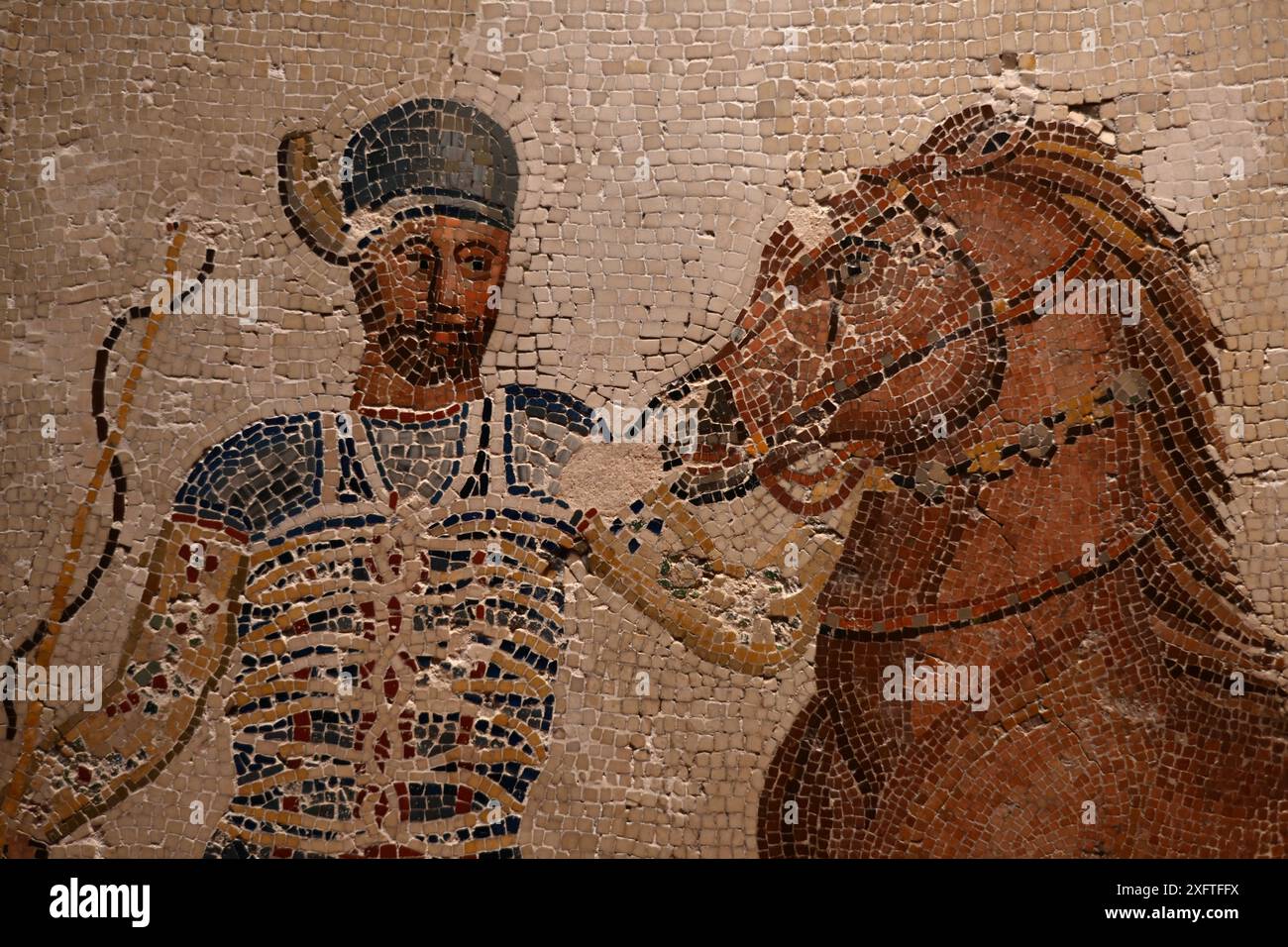 Römisches Bodenmosaik des römischen Reiters und des Zirkuspferdes aus der Villa Severi in Baccano Italien. Ende c2d. Palazzo Massimo, Römisches Nationalmuseum, Rom, Italien Stockfoto