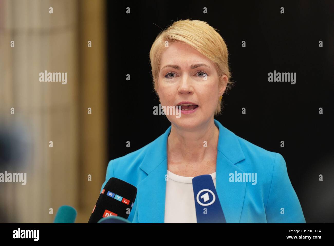 BUNDESRAT, 1046. Plenarsitzung Manuela Schwesig SPD Ministerpraesident von Mecklenburg-Vorpommern im Portrait beim Fernsehinterview im Rahmen der1046. Bundesratssitzung, Berlin, 05.07.2024 Berlin Deutschland *** BUNDESRAT, 1046 Plenarsitzung Manuela Schwesig SPD-Regierungschefin Mecklenburg-Vorpommern im Portrait während des Fernsehinterviews bei der Bundesratssitzung, Berlin, 05 07 2024 Berlin Deutschland Stockfoto