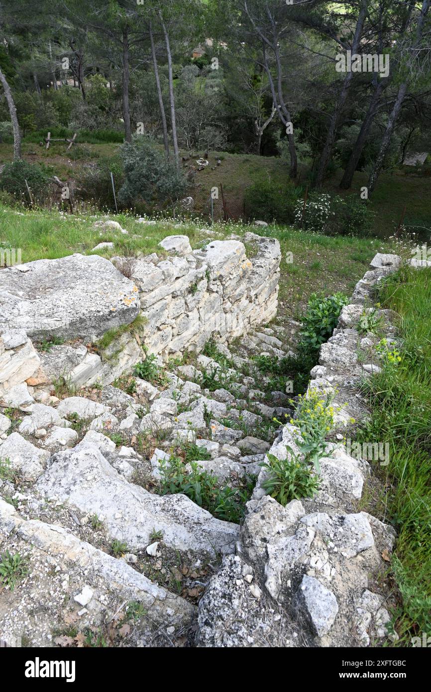 Südlicher Eingang, Stufen und Befestigungsmauern oder Verteidigungsmauern des gallischen Oppidum von Entremont (180-170v. Chr.) in der Nähe von Aix-en-Provence Frankreich Stockfoto