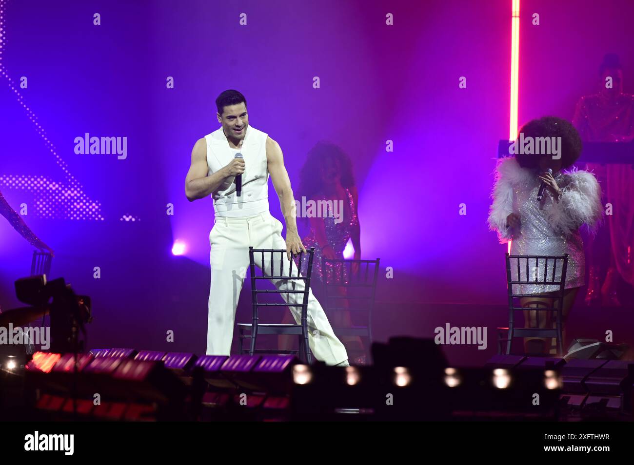 Mexiko-Stadt, Mexiko. Juli 2024. Der mexikanische Sänger Carlos Rivera tritt auf der Bühne während der XX Tour auf, um 20 Jahre seiner Karriere in der Mexico City Arena am 4. Juli 2024 in Mexiko-Stadt zu feiern. (Foto: Carlos Tischler/ Eyepix Group) (Foto: Eyepix/NurPhoto) Credit: NurPhoto SRL/Alamy Live News Stockfoto