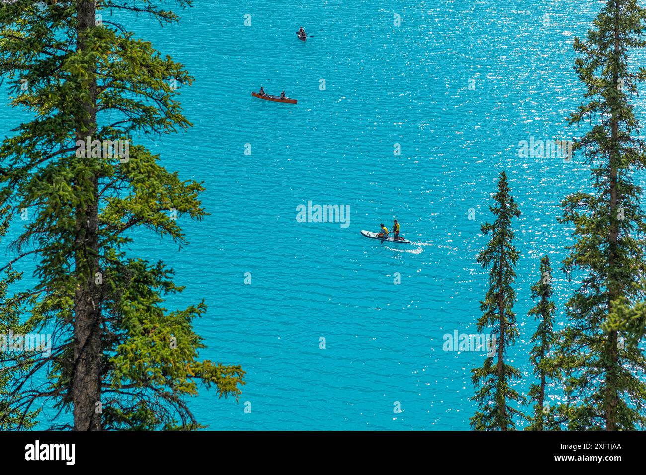 Besucher paddeln und Kanufahren auf dem Moraine Lake, Banff National Park, Alberta, Kanada. Stockfoto
