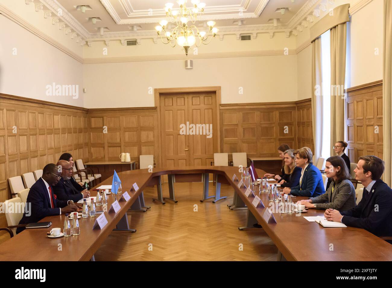 RIGA, Lettland. Juli 2024. Baiba Braze, Außenminister von Lettland, trifft sich mit Dennis Francis, dem Präsidenten der 78. Tagung der UN-Generalversammlung. Quelle: Gints Ivuskans/Alamy Live News Stockfoto