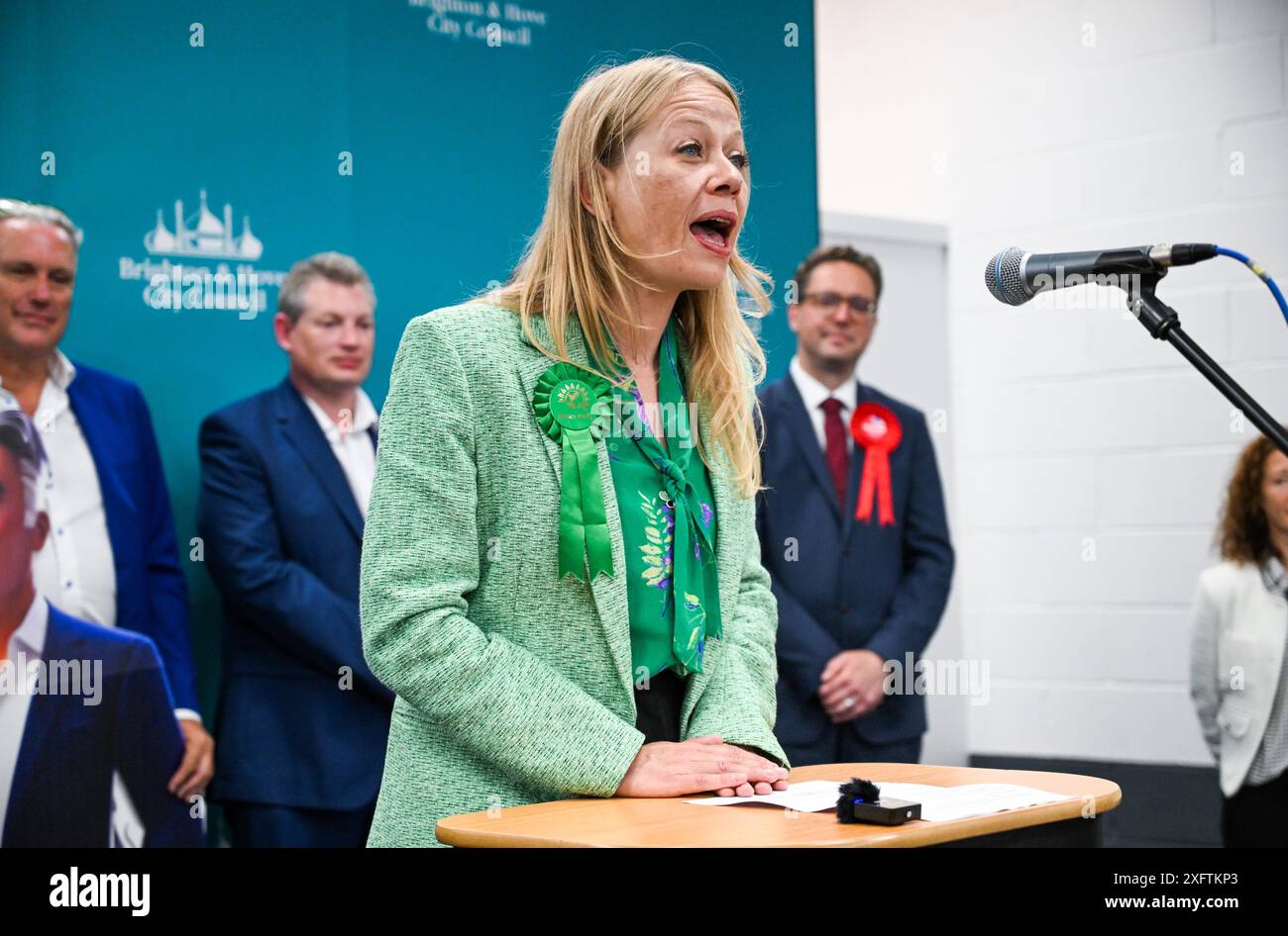 Brighton UK 5. Juli 2024: Sian Berry von der Grünen Partei gewinnt den Sitz im Brighton Pavilion bei den Parlamentswahlen, wo der Graf im Portslade Sports Centre abgehalten wurde: Credit Simon Dack / Alamy Live News Stockfoto