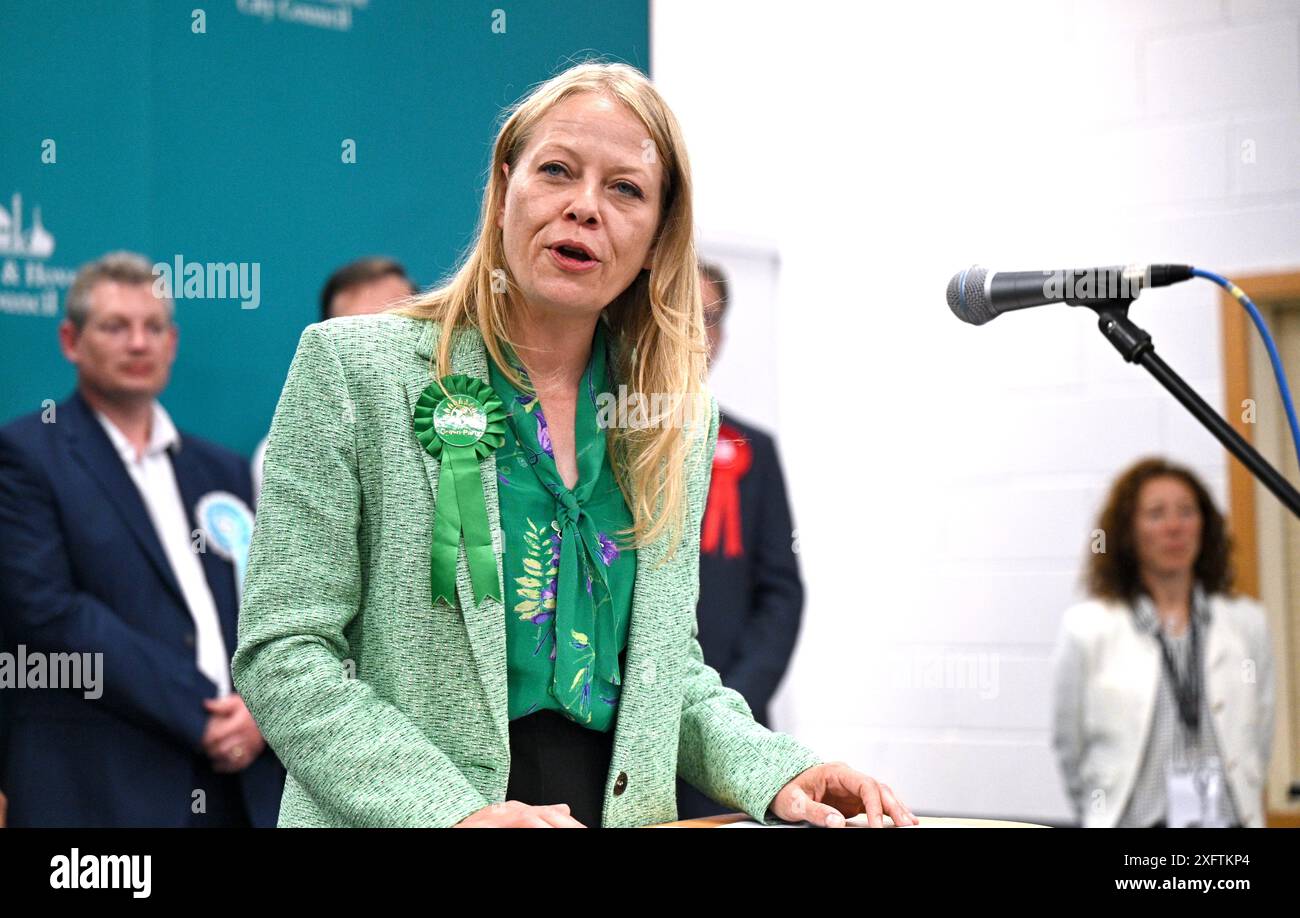 Brighton UK 5. Juli 2024: Sian Berry von der Grünen Partei gewinnt den Sitz im Brighton Pavilion bei den Parlamentswahlen, wo der Graf im Portslade Sports Centre abgehalten wurde: Credit Simon Dack / Alamy Live News Stockfoto