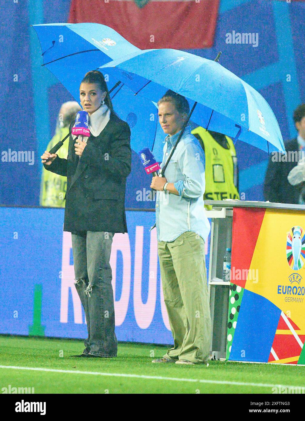 Leipzig, Deutschland. Juli 2024. Laura WONTORRA, Sportmoderatorin, Reporterin, Frau, Moderatorin, TV, Fernsehen, Almuth Schult, ARD TV Moderator, Expertin, im Best of 16 Spiel ÖSTERREICH - TueRKIJE 1-2 der UEFA-Europameisterschaften 2024 am 02. Juli 2024 in Leipzig. Fotograf: ddp Images/STAR-Images Credit: ddp Media GmbH/Alamy Live News Stockfoto