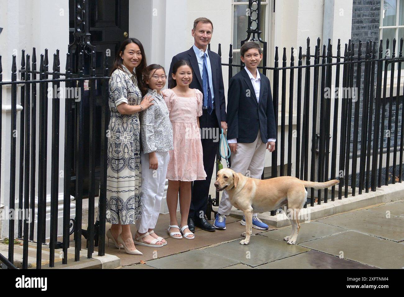 London, Großbritannien. Juli 2024. Downing Street London 5. Juli 2024. Jeremy Hunt mit Ehefrau Lucia und Kindern Jack 13, Anna 11 und Eleanor 9 zusammen mit Hund Poppy verlassen die Downing Street No 11, nachdem die Labour Party den General Election Credit gewonnen hatte: MARTIN DALTON/Alamy Live News Stockfoto