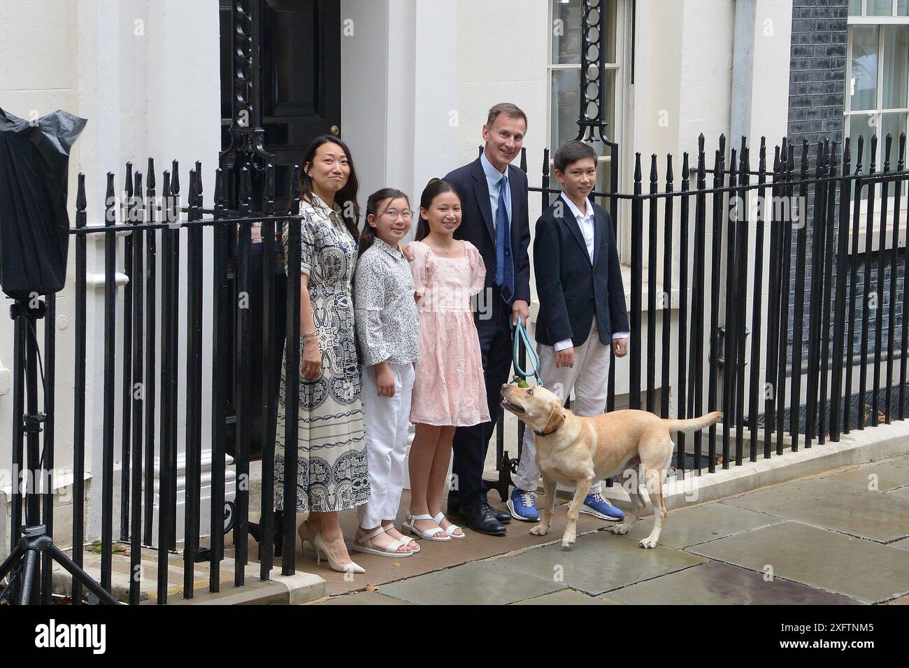 London, Großbritannien. Juli 2024. Downing Street London 5. Juli 2024. Jeremy Hunt mit Ehefrau Lucia und Kindern Jack 13, Anna 11 und Eleanor 9 zusammen mit Hund Poppy verlassen die Downing Street No 11, nachdem die Labour Party den General Election Credit gewonnen hatte: MARTIN DALTON/Alamy Live News Stockfoto