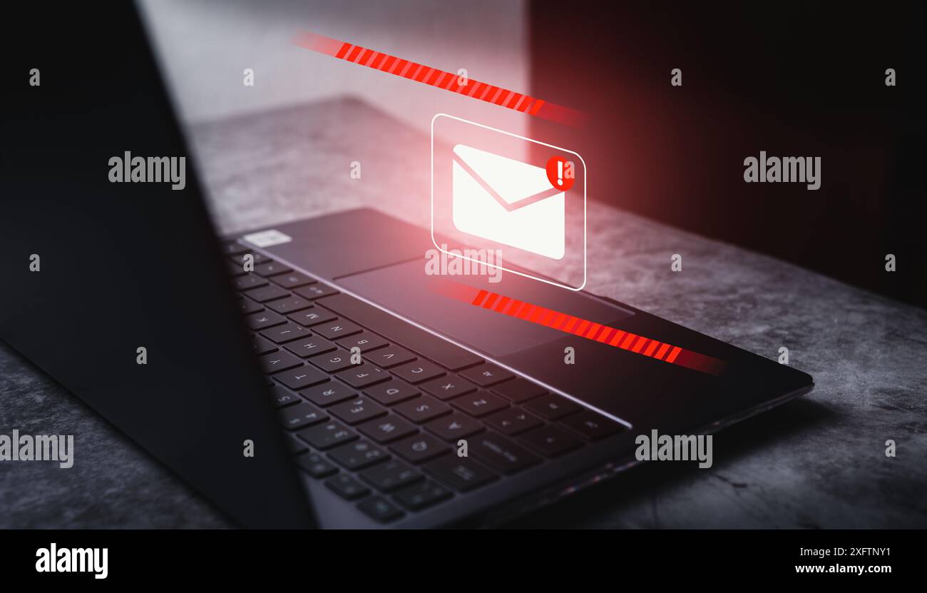 E-Mail Spam Virus Konzept. Internetsicherheit und Cyberkriminalität. Phishing-E-Mails, Betrug, Betrug und Virenwarnung auf Laptop. Stockfoto