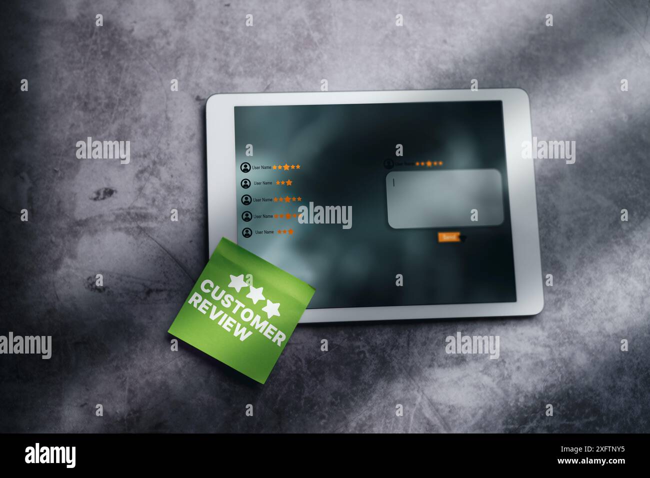Konzept für Kundenzufriedenheitsbeurteilungen. Benutzer bewerten die Serviceerfahrungen für die Anwendung. Bewertung des UnternehmensRufs. Digitales Tablet auf dem Schreibtisch. Stockfoto