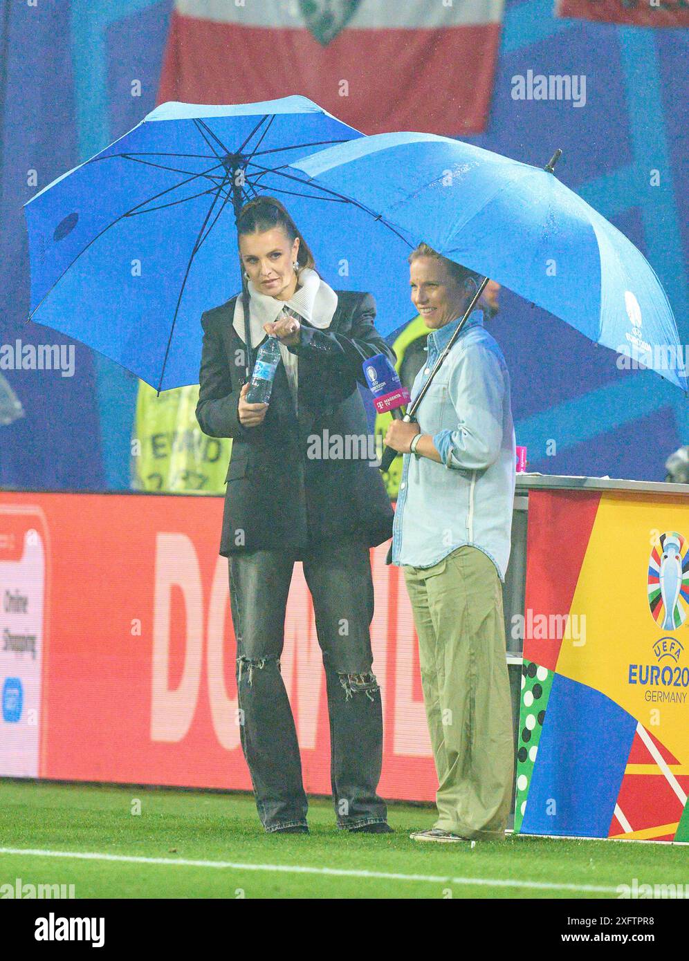 Laura WONTORRA, Sportmoderatorin, Reporterin, Frau, Moderatorin, TV, Fernsehen, Almuth Schult, ARD TV Moderator, Expertin, im Best of 16 Match AUSTRIA - TÜRKIJE 1-2 der UEFA-Europameisterschaften 2024 am 02. Juli 2024 in Leipzig. Fotograf: Peter Schatz Stockfoto