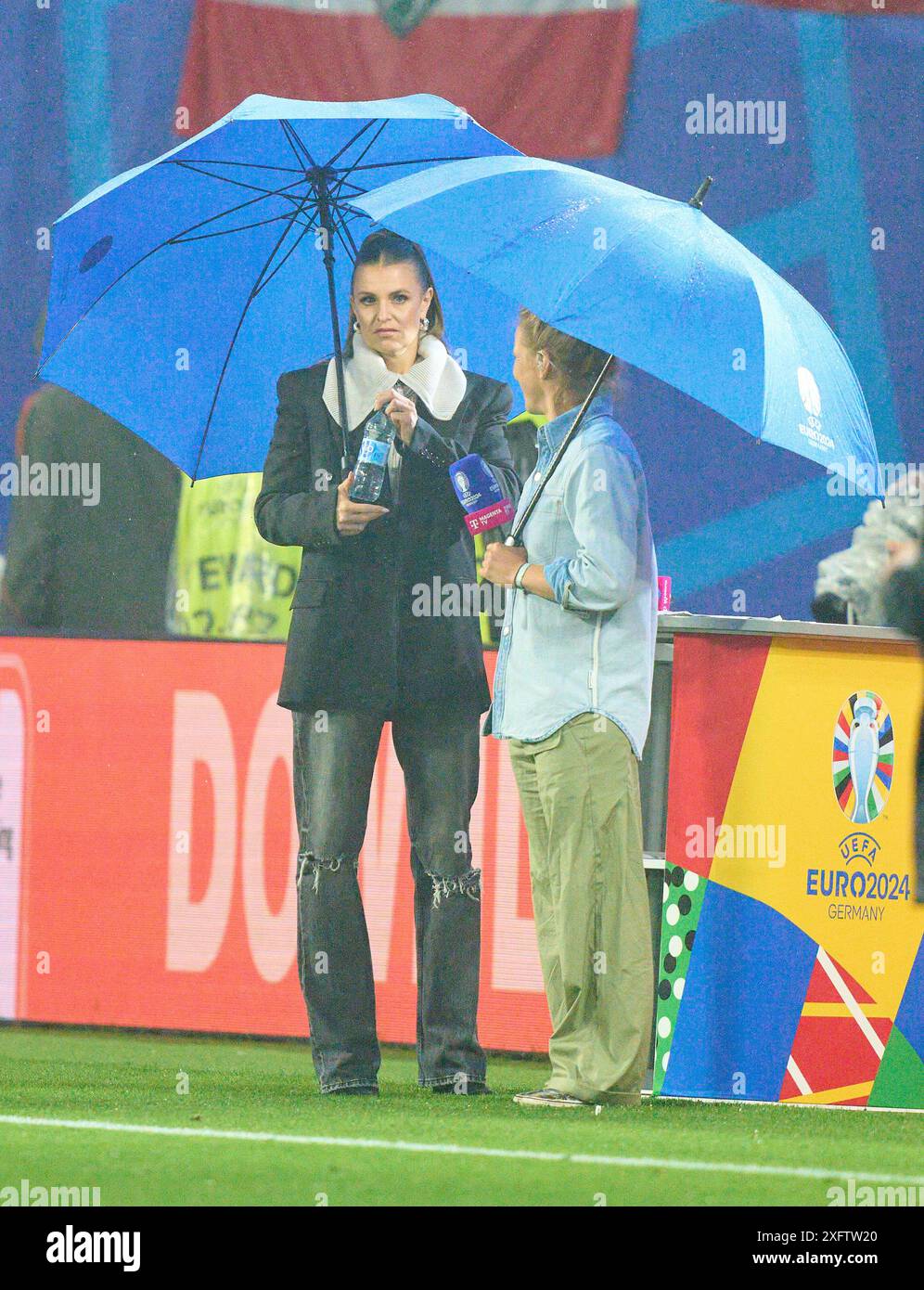 Leipzig, Deutschland. Juli 2024. Laura WONTORRA, Sportmoderatorin, Reporterin, Frau, Moderatorin, TV, Fernsehen, Almuth Schult, ARD TV Moderator, Expertin, im Best of 16 Spiel ÖSTERREICH - TueRKIJE 1-2 der UEFA-Europameisterschaften 2024 am 02. Juli 2024 in Leipzig. Fotograf: ddp Images/STAR-Images Credit: ddp Media GmbH/Alamy Live News Stockfoto