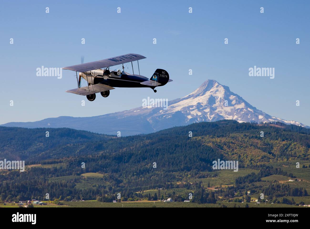 Ein antikes Flugzeug fliegt über Hood River Valley, Oregon. Stockfoto