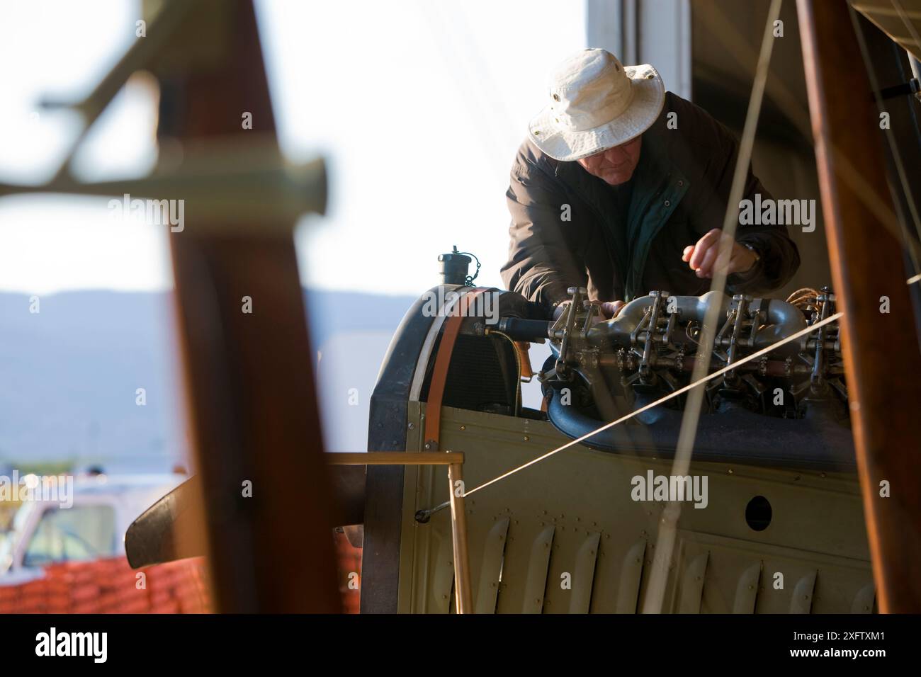 Pilot arbeitet in einem antiken Flugzeug in Hood River, Oregon. Stockfoto