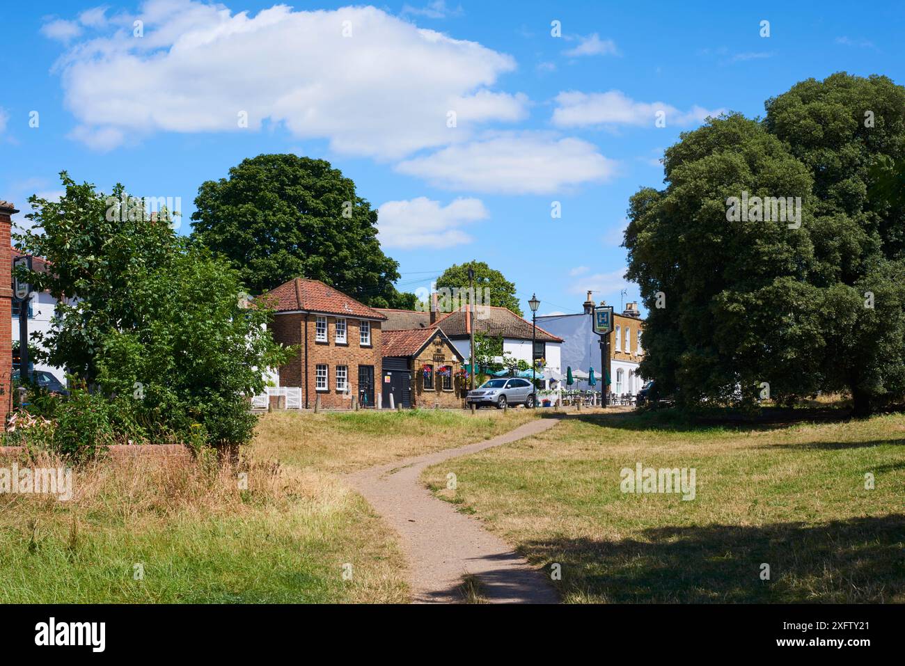 Die südwestliche Ecke von Wimbledon Common, Greater London UK, im Sommer, mit alten Häusern und Pubs Stockfoto