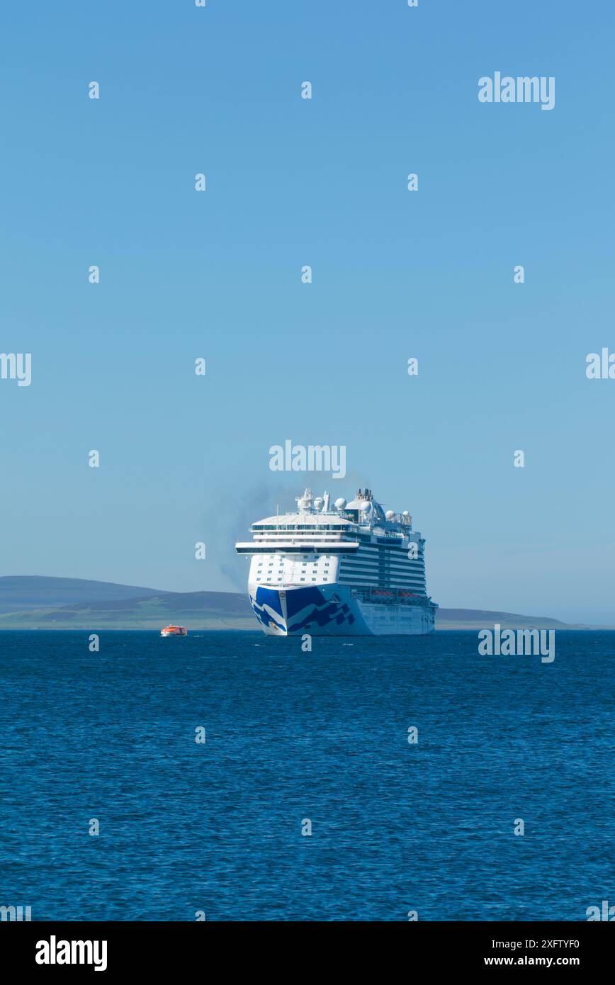 Regal Princess Kreuzfahrtschiff auf den Orkney-Inseln Stockfoto