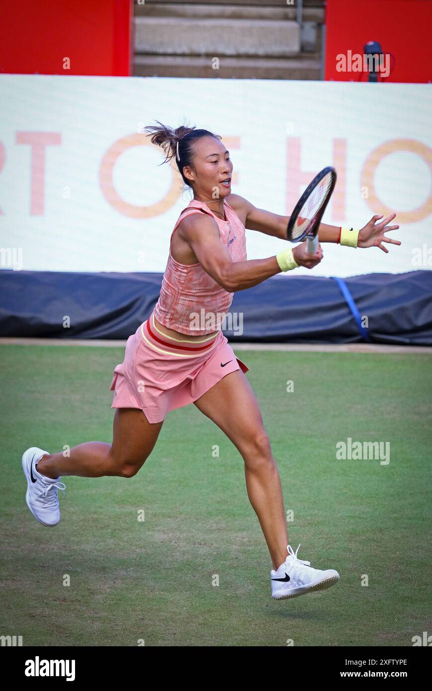 Berlin, Deutschland - 19. Juni 2024: Qinwen ZHENG aus China in Aktion während ihres WTA 500 ecoTRANS Ladies German Open Spiels gegen Katerina SINIAKOVA aus Tschechien im Rot Weiss Tennis Club in Berlin Stockfoto