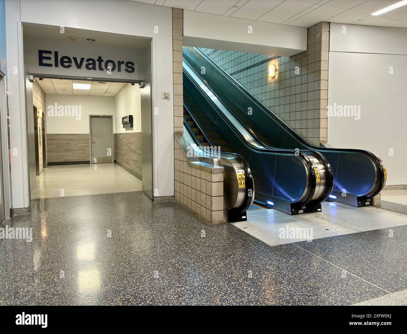 Fahrstühle und zwei leere Rolltreppen am CVG Airport Terminal. Stockfoto