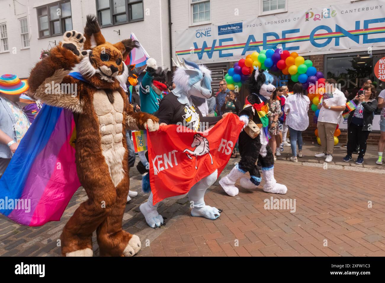 England, Kent, Canterbury, Die Jährliche Canterbury Pride Parade, Farbenfrohe Teilnehmer Stockfoto