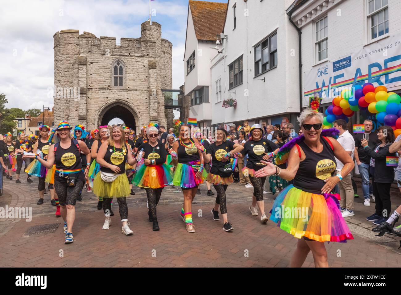 England, Kent, Canterbury, Die Jährliche Canterbury Pride Parade, Farbenfrohe Teilnehmer Stockfoto