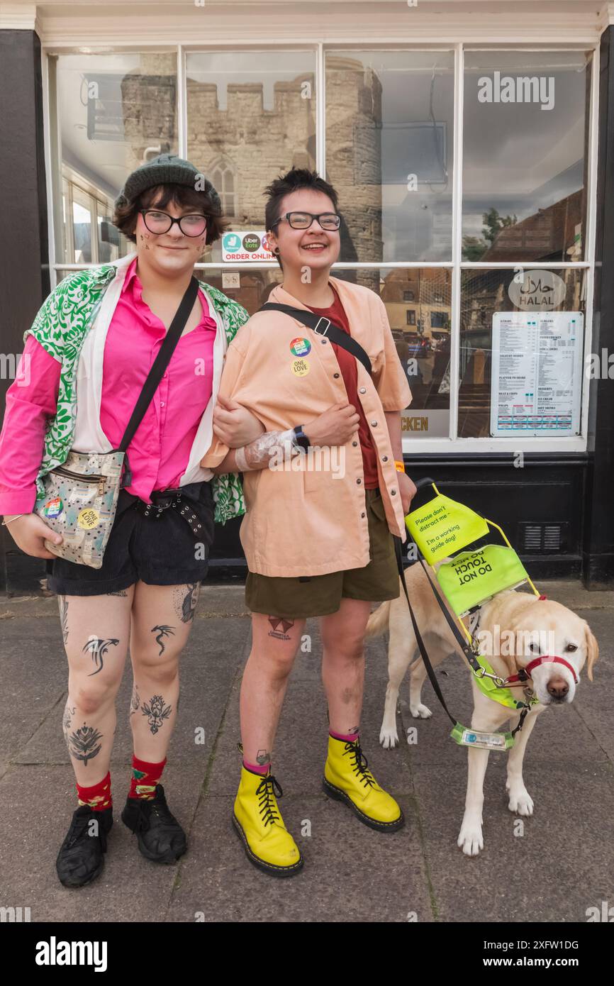 England, Kent, Canterbury, Die Jährliche Canterbury Pride Parade, Farbenfrohe Teilnehmer Stockfoto