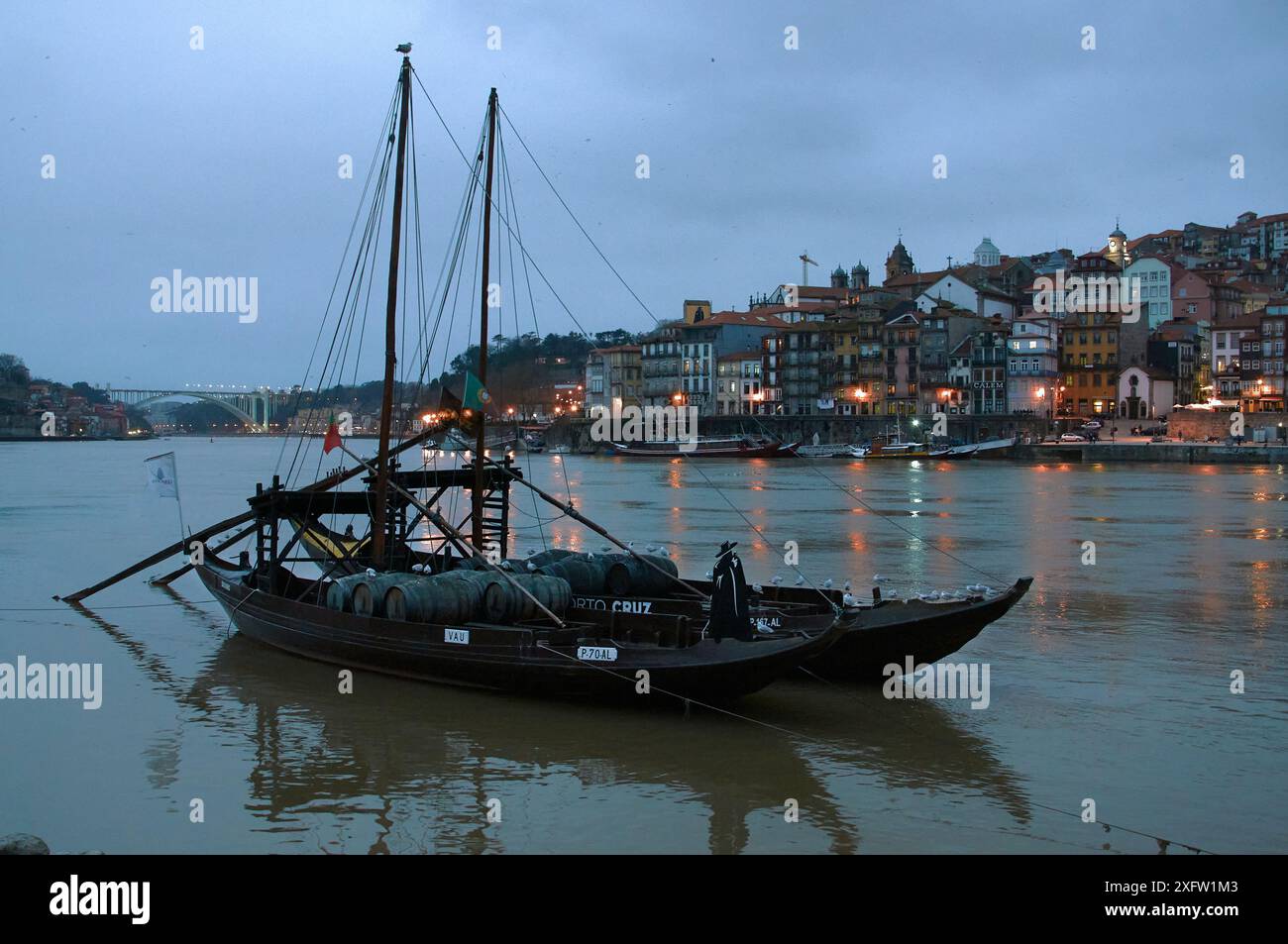 19-02-2015 Porto, Portugal - Portos Skyline am Fluss Douro mit Segelbooten, Blick von Vila Nova de Gaia bei Nacht Stockfoto