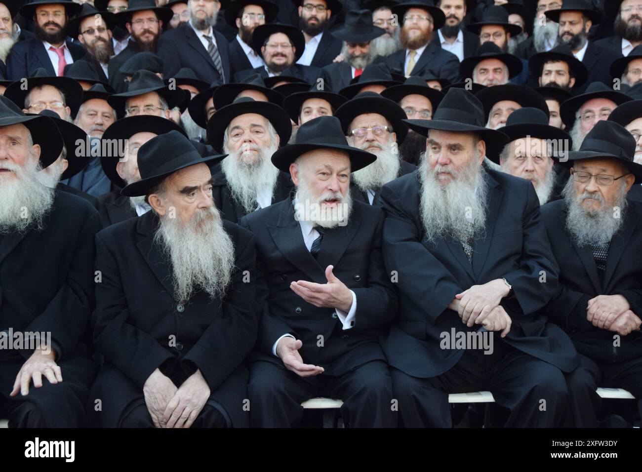 Prominente Chabad-Rabbiner von links, Abraham Schemtow, Yehuda Krinsky und Mosche Kotlarsky bei der jährlichen Versammlung der Abgesandten im Jahr 2015. Stockfoto