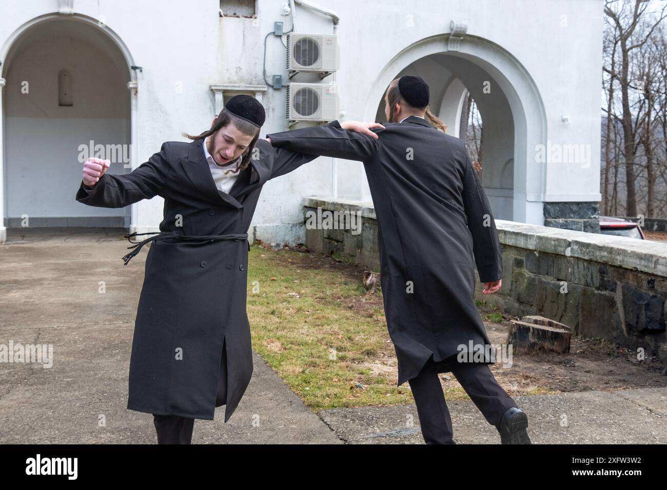 Fröhliche chassidische Schüler singen Niggunim (religiöse Melodien) und tanzen. Im Norden von New York. Stockfoto