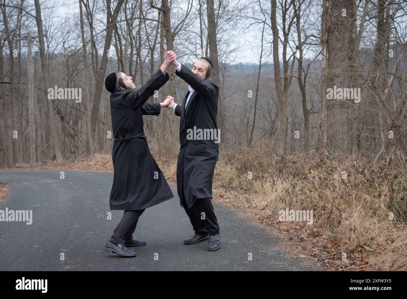 Fröhliche chassidische Schüler singen Niggunim (religiöse Melodien) und tanzen. Im Norden von New York. Stockfoto