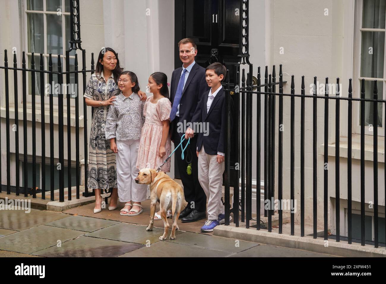 Downing Street, London, UK 5. Juli 2024. Der scheidende Finanzminister Jeremy Hunt verlässt die 11 Downing Street mit seiner Frau Lucia Hunt, ihren Kindern Jack, Anna und Eleanor und ihrem Hund Poppy, nachdem die konservative Partei die Parlamentswahlen verloren hatte. Quelle: Amer Ghazzal/Alamy Live News Stockfoto