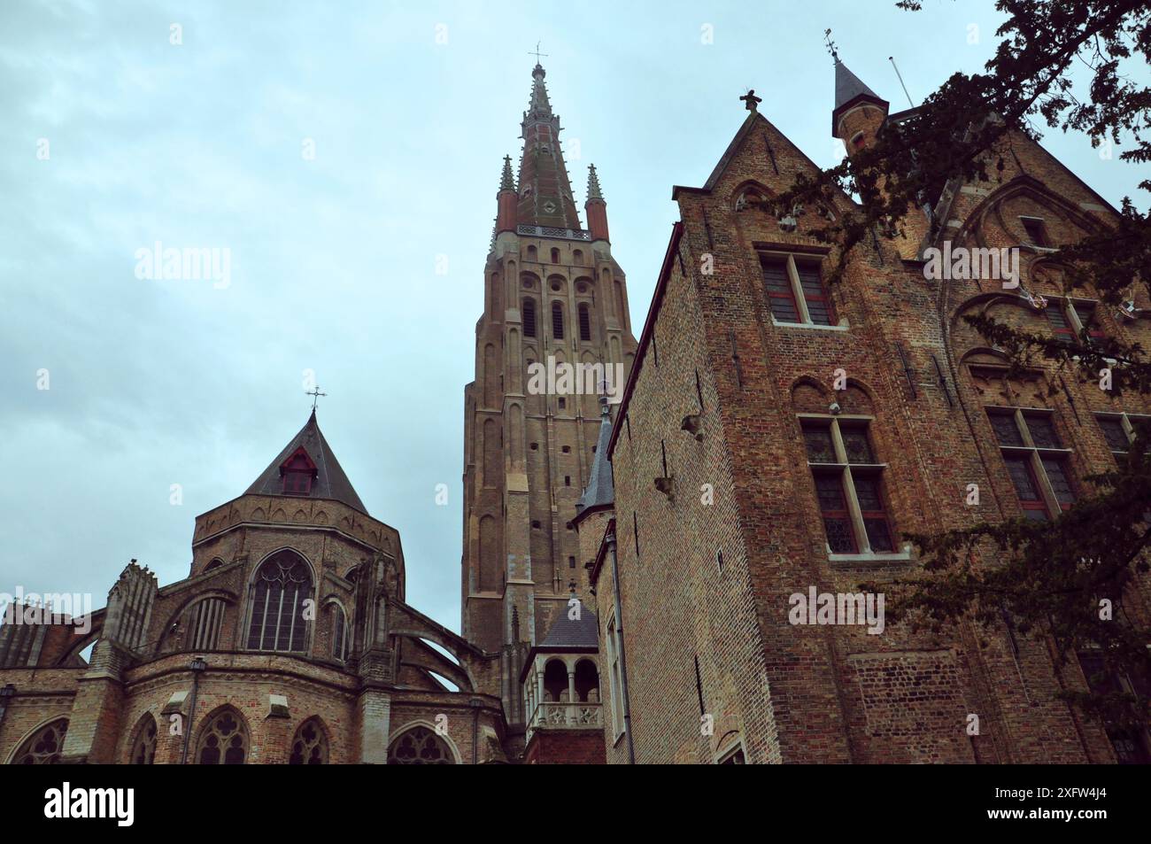 30-10-2014 Brügge, Belgien - die Kirche unserer Lieben Frau in Brügge mit ihrem imposanten Turm Stockfoto