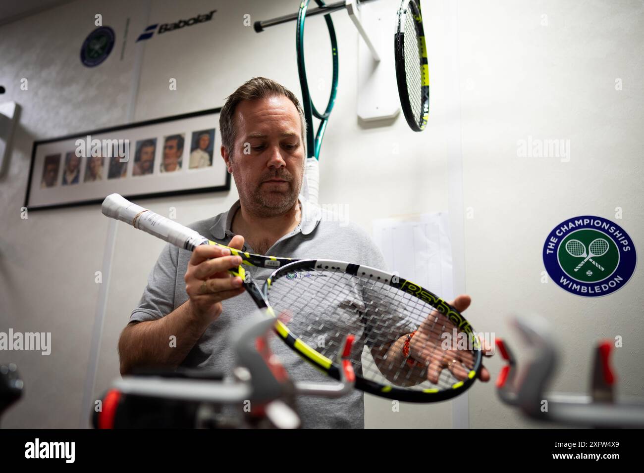 Huw Phillips, Racket Stringer in Wimbledon am fünften Tag der Meisterschaften 2024 im All England Lawn Tennis and Croquet Club in London. Bilddatum: Freitag, 5. Juli 2024. Stockfoto