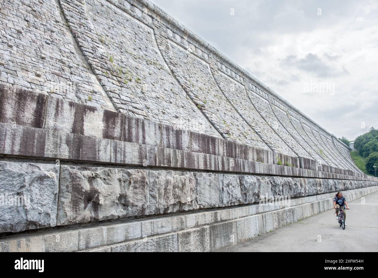 Teil der Struktur des Kensico Dam Dam, gesehen von der Kensico Dam Plaza unten in Valhalla, Westchester, New York. Stockfoto