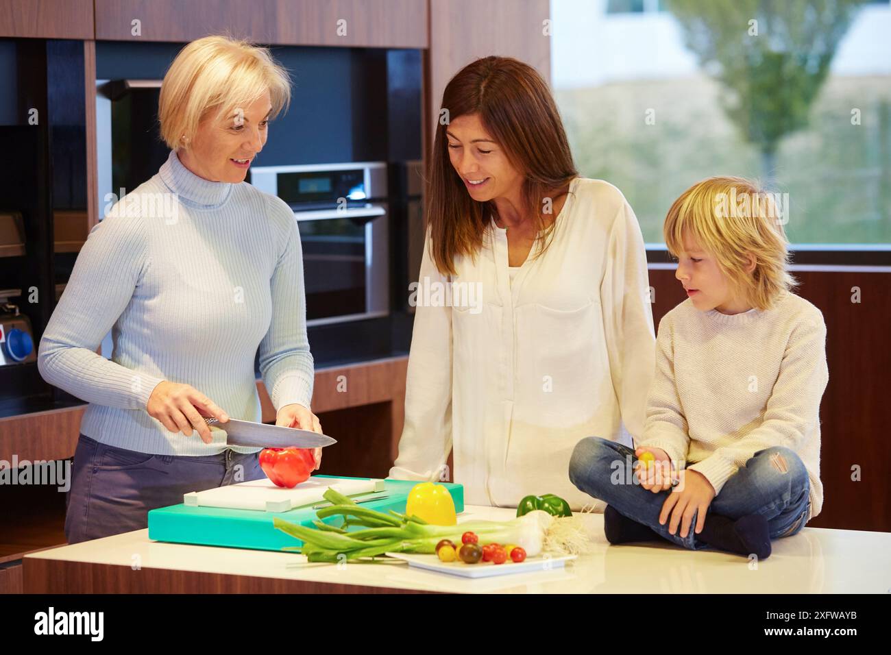 Familie in der Küche. Drei Generationen. Gesunde Ernährung. Gesundes Wachstum. Gemüse. Stockfoto