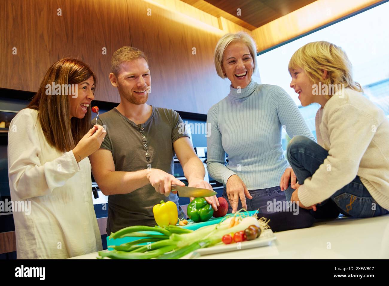 Familie in der Küche. Drei Generationen. Gesunde Ernährung. Gesundes Wachstum. Gemüse. Stockfoto