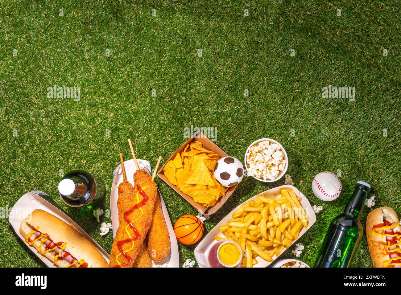 Traditionelles Sportstadionessen und Bierhintergrund, verschiedene Baseball-, Basketball-, Fußball-Fans und Stadion-Snacks, Chips, Saucen, Hot Dogs wi Stockfoto