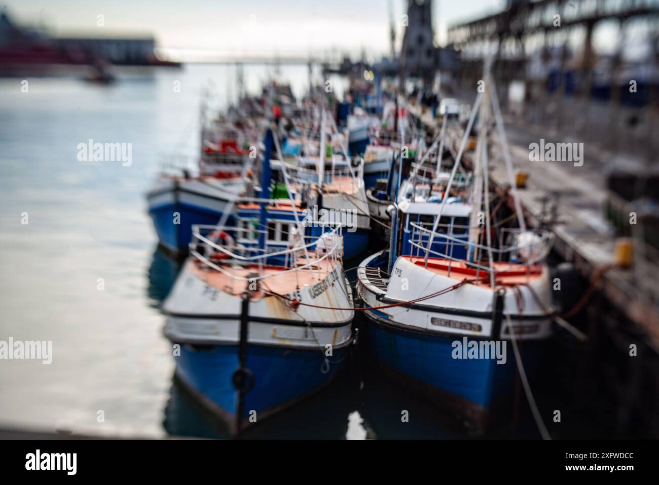 Fischerboote legten in Waterfront Kapstadt Südafrika an Stockfoto