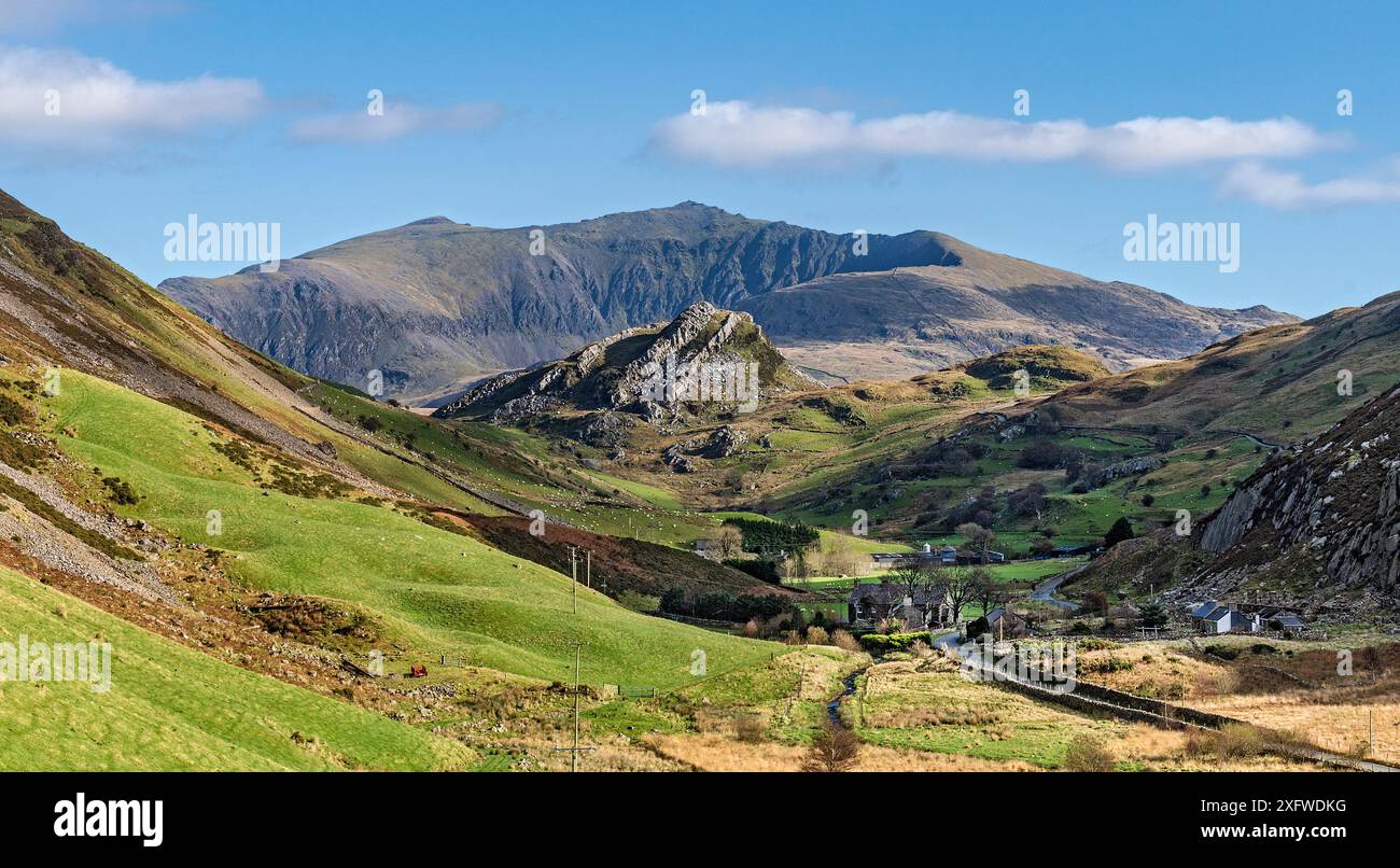 Drws-y-coed Valley, Blick nach Osten zum Clogwynygarreg Hill mit Mount Snowdon im Hintergrund. Snowdonia-Nationalpark, Nordwales, Großbritannien. Oktober 2017. Stockfoto