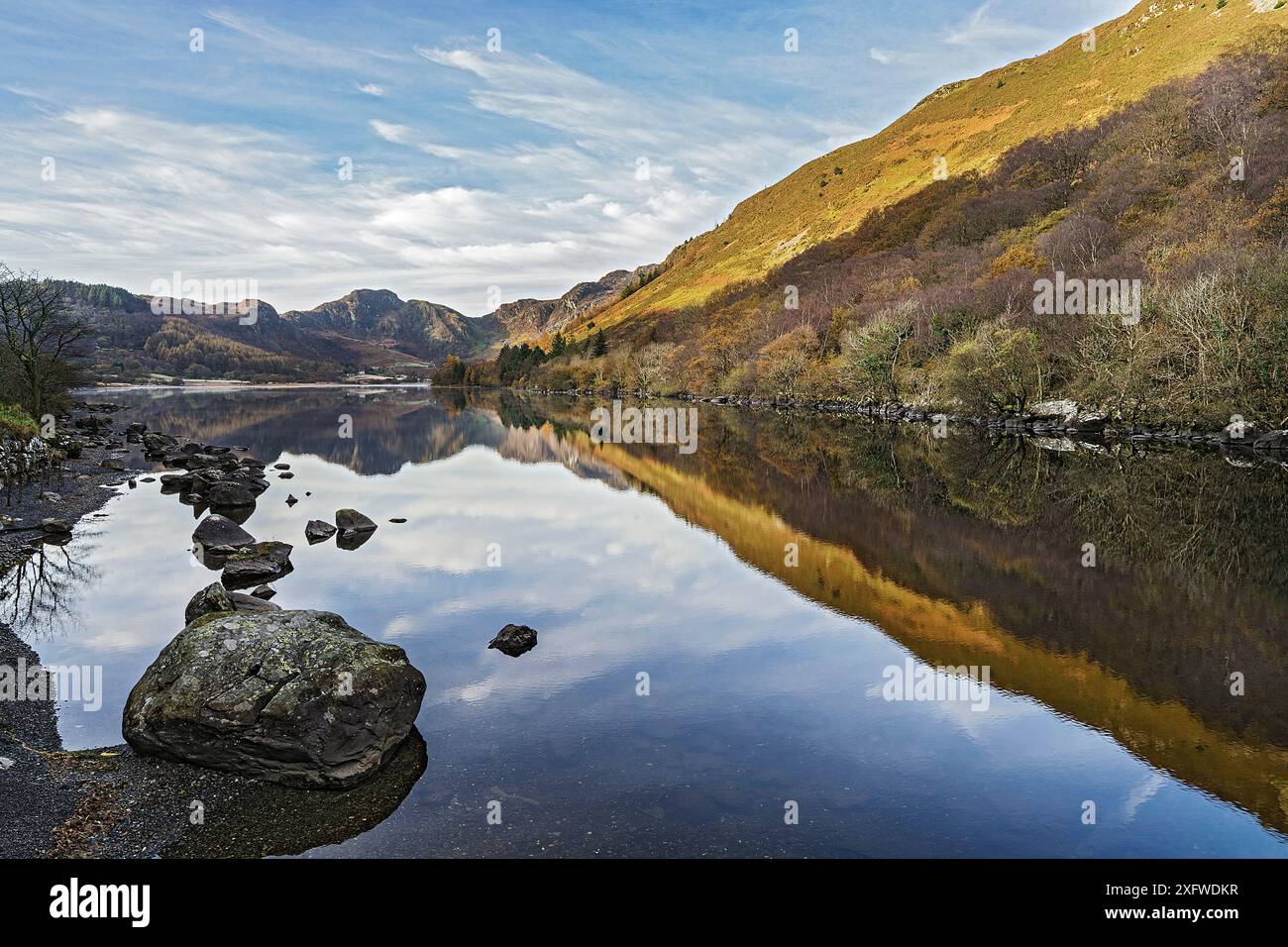 Llyn Crafnant, nördlicher Rand des Gwydir-Waldes, Blick nach Südwesten mit Crimpiau-Berg im Hintergrund. In der Nähe von Llanwrst, Snowdonia National Park, Nordwales, Großbritannien. Oktober 2017. Stockfoto