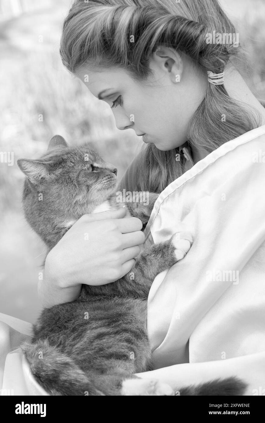 Nahaufnahme eines kaukasischen Teenager-Mädchens von 15 bis 17 Jahren mit grauer Tabby-Katze. USA Stockfoto