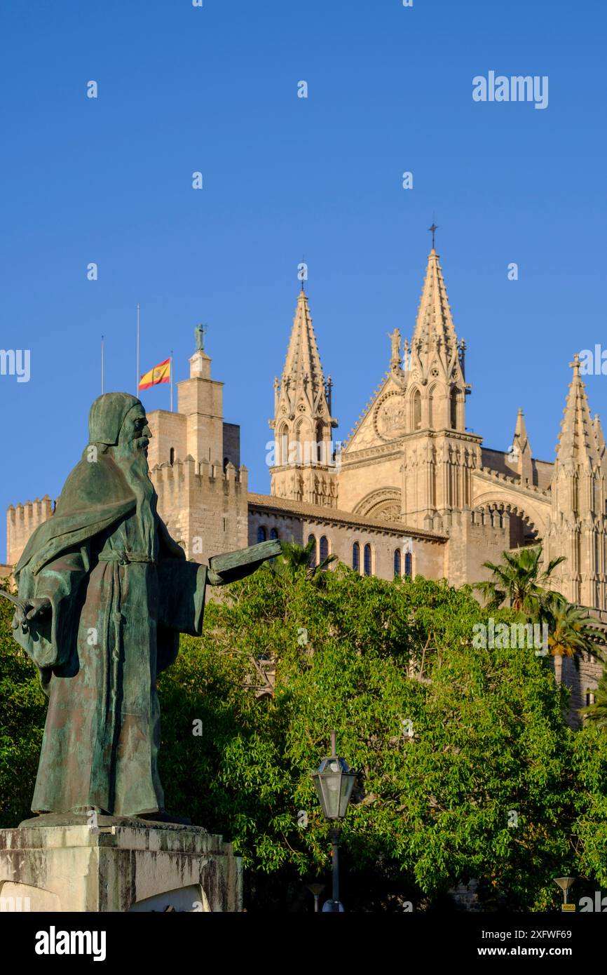 Denkmal für Ramon Llull mit der Kathedrale im Hintergrund, Werk von Horacio de Eguía, Paseo Sagrera, Palma, Mallorca, Balearen, Spanien. Stockfoto