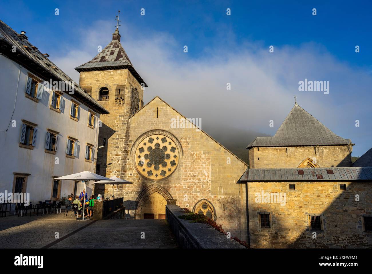 Roncesvalles, Königliche Stiftskirche Santa María de Roncesvalles, Straße Santiago, Navarra, Spanien. Stockfoto