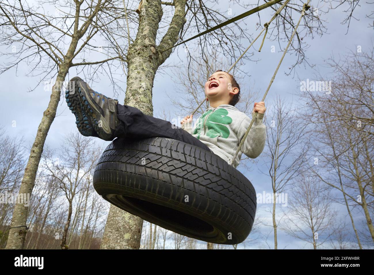 5-jähriger Junge auf Schaukel. Gipuzkoa. Baskenland. Spanien. Stockfoto