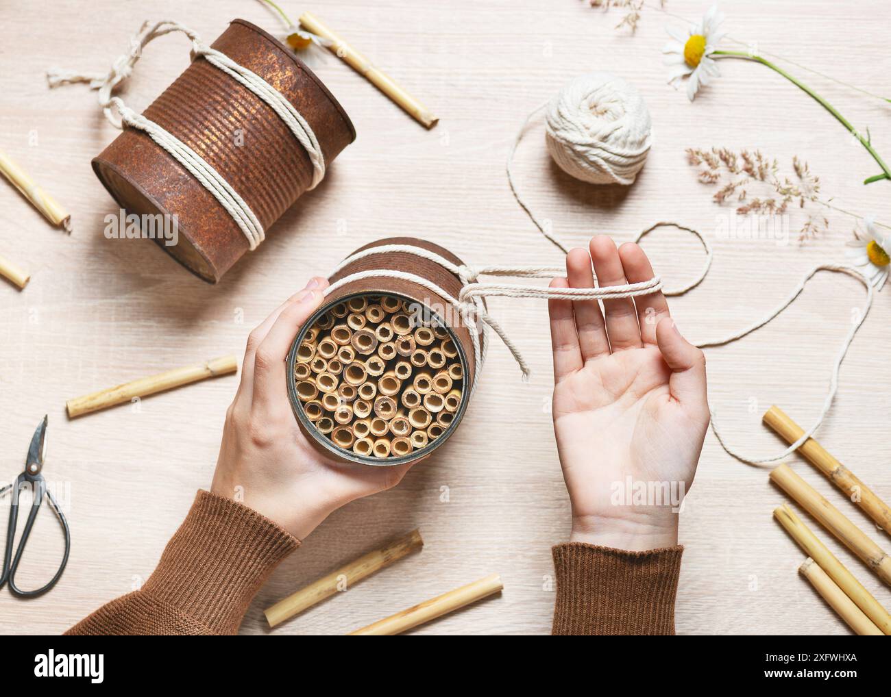 Schritt 7: Ich habe einen Aufhänger aus der Lauffläche gemacht. Erstellen Sie ein DIY-Bug-Hotel für den Garten. Kinder basteln und helfen Wildtieren Konzept. Draufsicht. Stockfoto