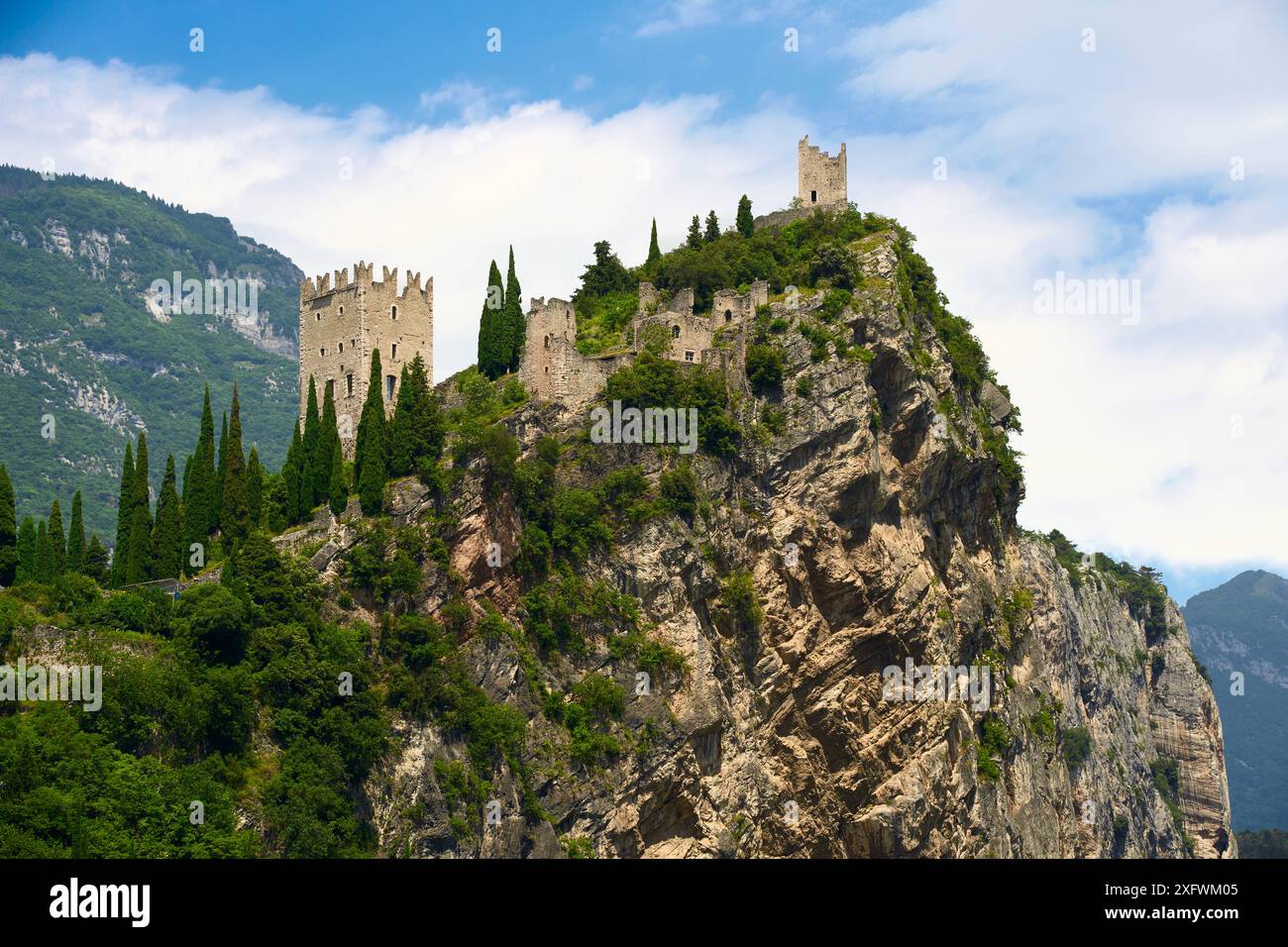 Arco, Trentino, Italien - 30. Juni 2024: Castello di Arco die Burg von Arco auf einem Berg in Italien *** Castello di Arco die Burg von Arco auf einem Berg in Italien Stockfoto