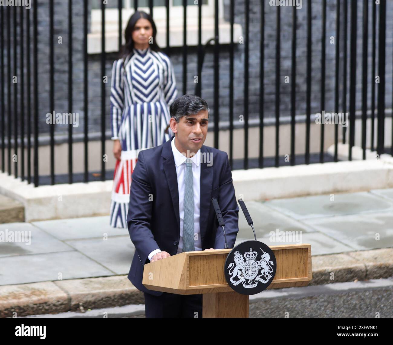 London, Großbritannien. Juli 2024. Der britische Premierminister Rishi Sunak hält mit seiner Frau Akshata Murty am Freitag, den 5. Juli 2024, eine Rücktrittsrede vor der Downing Street 10 in London. Sunak und seine Konservativen verloren eine Erdrutschwahl gegen Sir Keir Starmer und die Labour Party. Foto: Hugo Philpott/UPI Credit: UPI/Alamy Live News Stockfoto