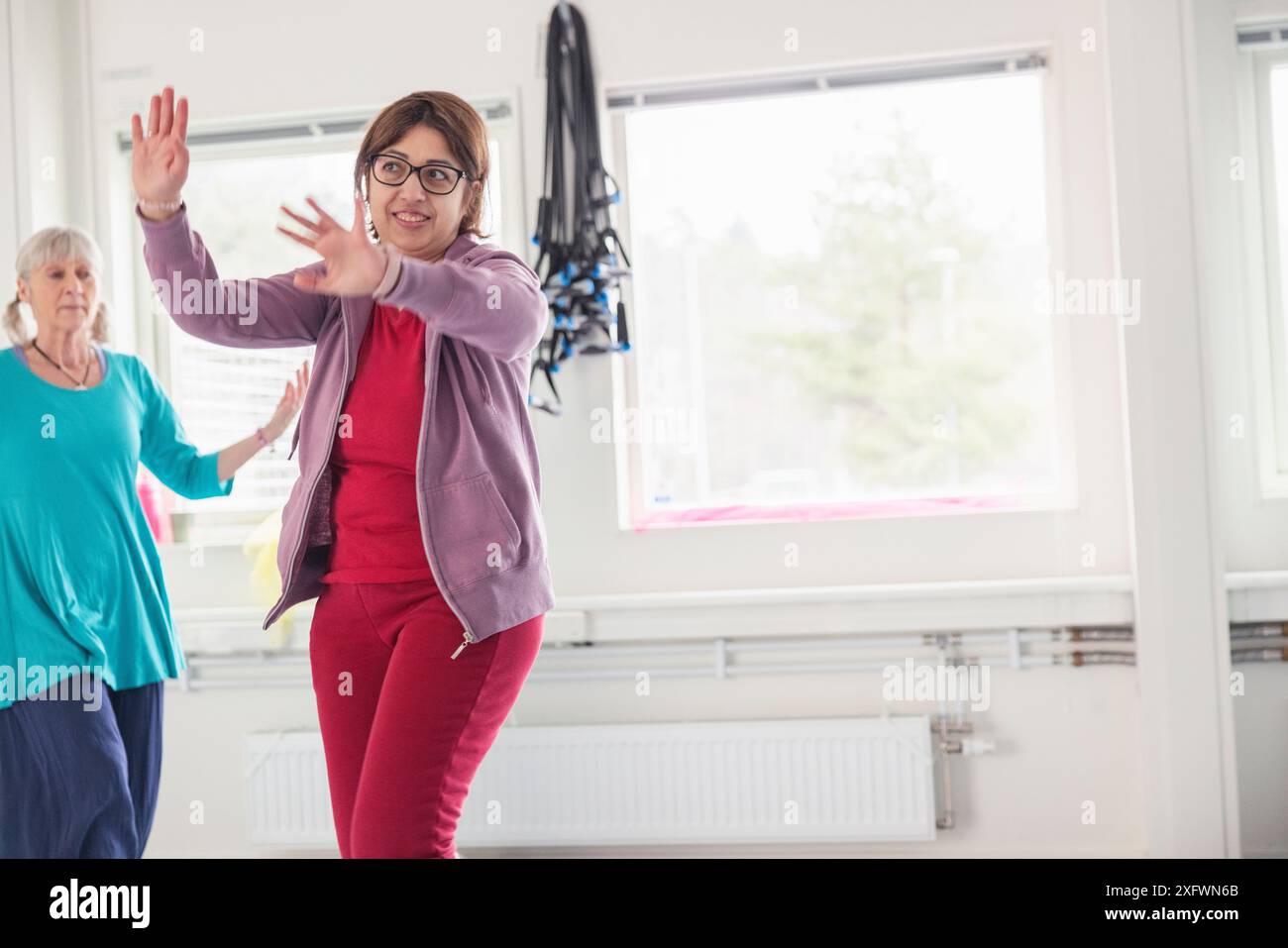 Frau, die von einer Lehrerin im Studio tanzt Stockfoto