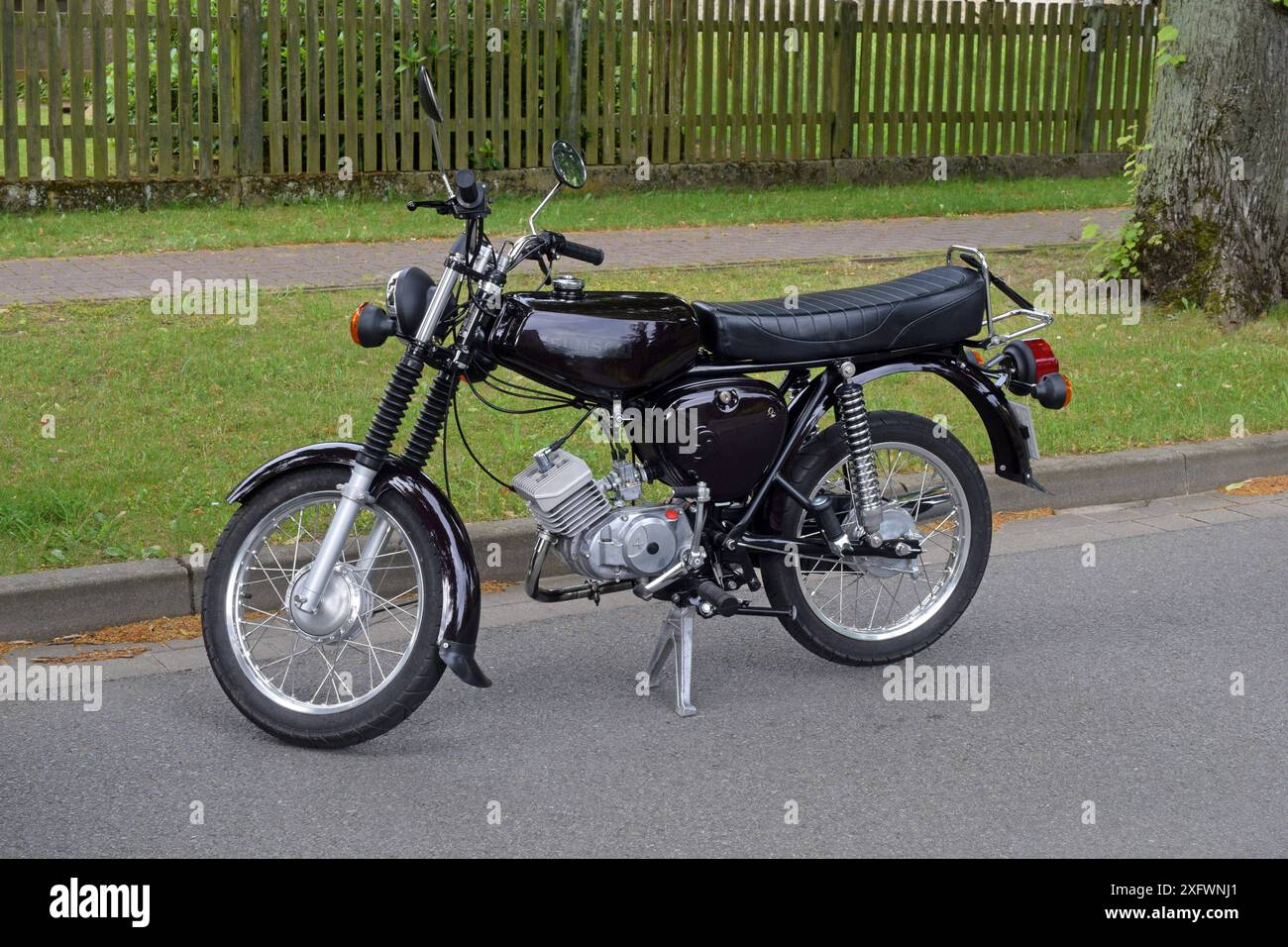 13.06.2024 Simson S 51 Deutschland/Sachsen Anhalt/Altmark/Altmarkkreis Salzwedel/Stadt Klötze/Ortsteil Immekath/schwarz lackiertes Moped Simson S 51/ gebaut von 1980-1991/Neuaufbau/restauriert *** 13 06 2024 Simson S 51 Deutschland Sachsen Anhalt Altmark Altmarkkreis Salzwedel Stadt Klötze Ortsteil Immekath schwarz lackiertes Moped Simson S 51 gebaut 1980 1991 restauriert Stockfoto