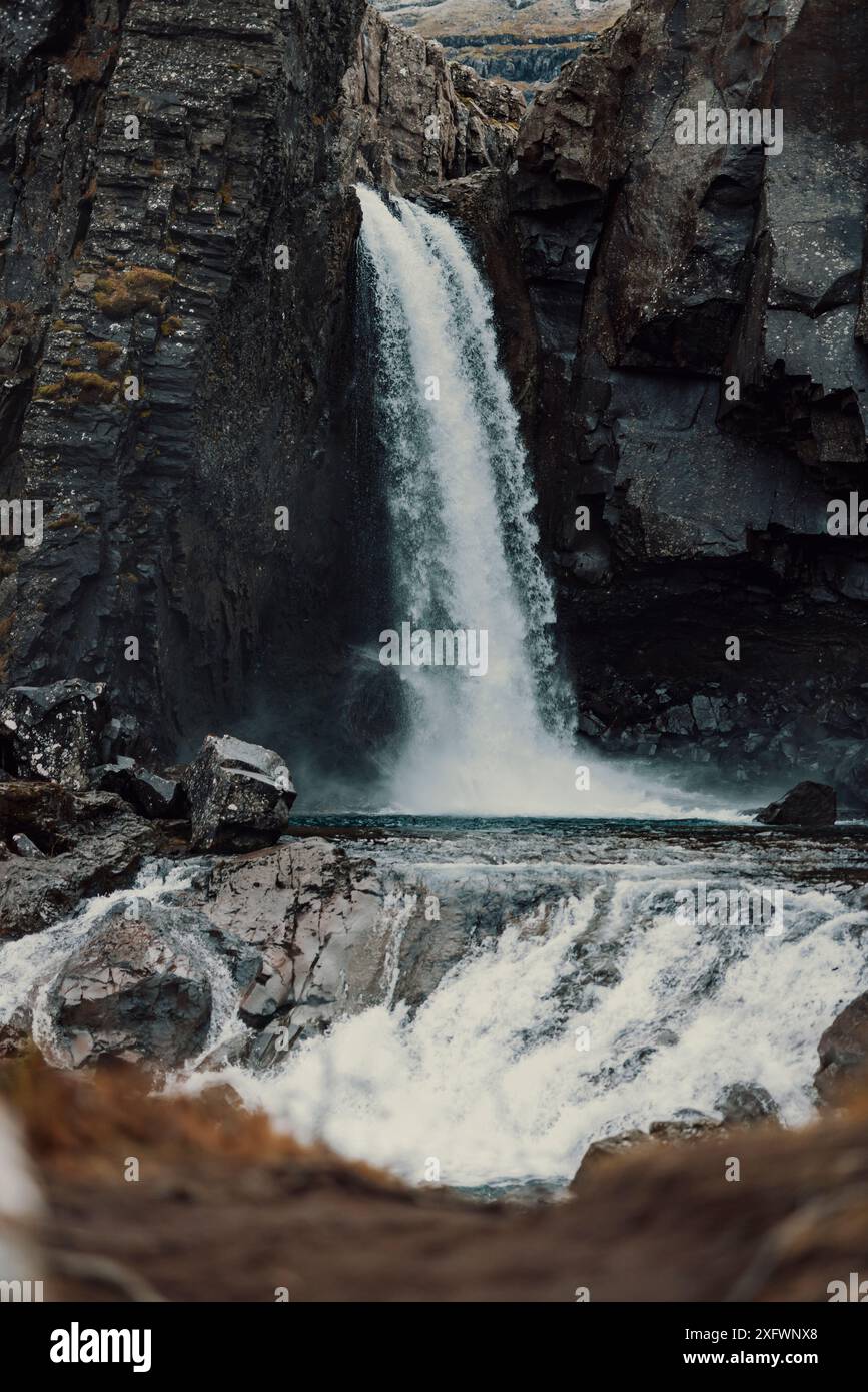 Wasserfall in der Nähe von felsigen Klippen Stockfoto