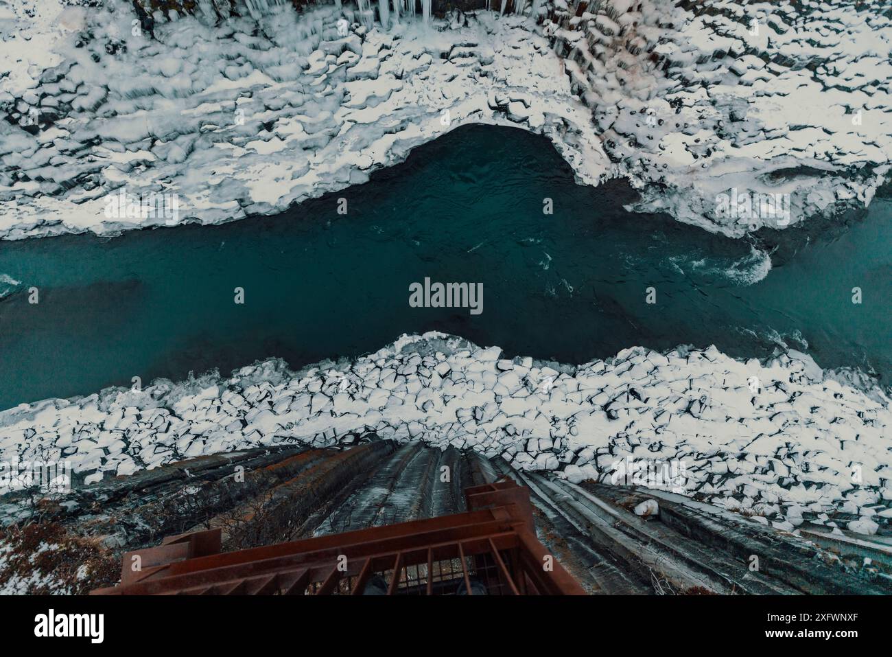 Direkt über dem Blick auf den Fluss, der durch gefrorene Klippen fließt Stockfoto